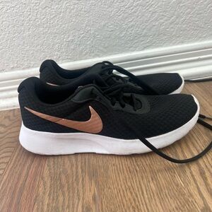 🌟 Nike black, white and gold 🌟